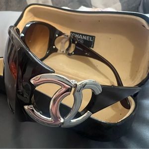 CHANEL
Brown Frame CC silver Logo Sunglasses